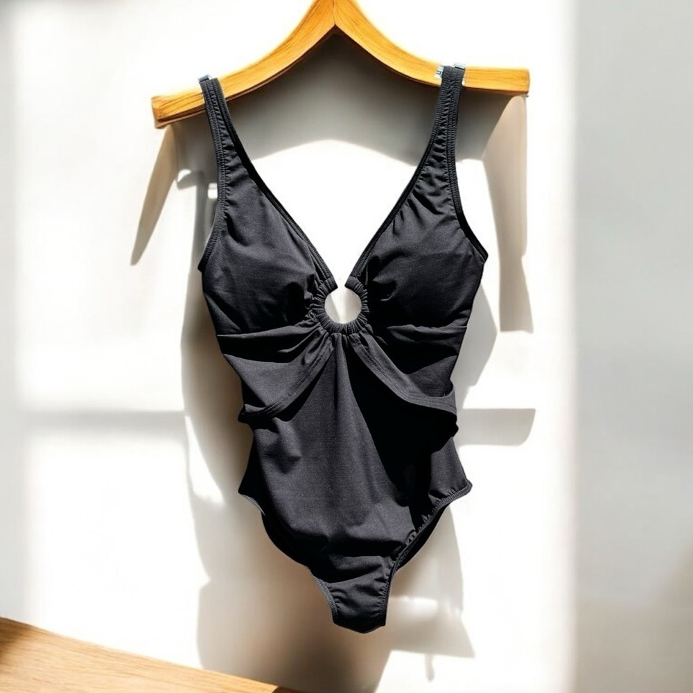 🌻Tommy Bahama Black one-piece Swimsuit Size 6 | Excellent Condition